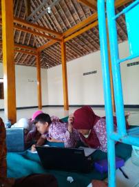Siswa SDN BENDUNGAN 2 Gunakan Fasilitas Smart Village Di Watudalang
